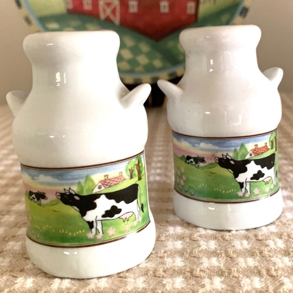 Artmark Other - vintage ceramic salt and pepper shaker set.